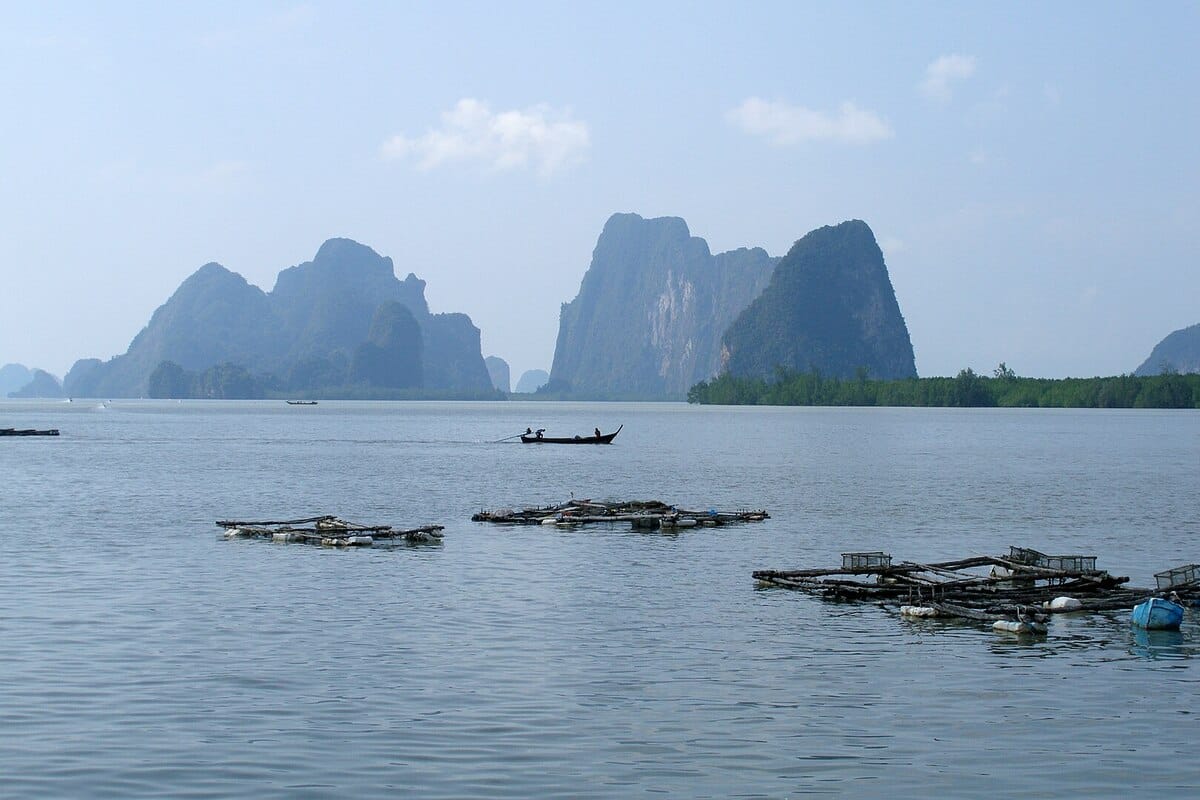 賽塔在一場與旅遊業者的會議中表示，他將嘗試振興攀牙府（Phang-nga）等地的觀光產業、提振當地經濟。圖為攀牙風景照。 圖：翻攝自維基百科