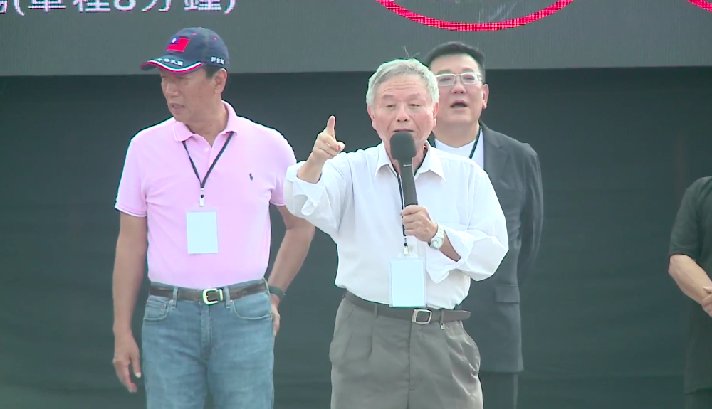 前衛生署長楊志良替郭台銘站台致詞時指稱，家暴激增，是因為心情鬱卒，沒有辦法去修理總統蔡英文、行政院長陳建仁，所以去打老婆、打小孩。 圖：翻攝自郭台銘臉書