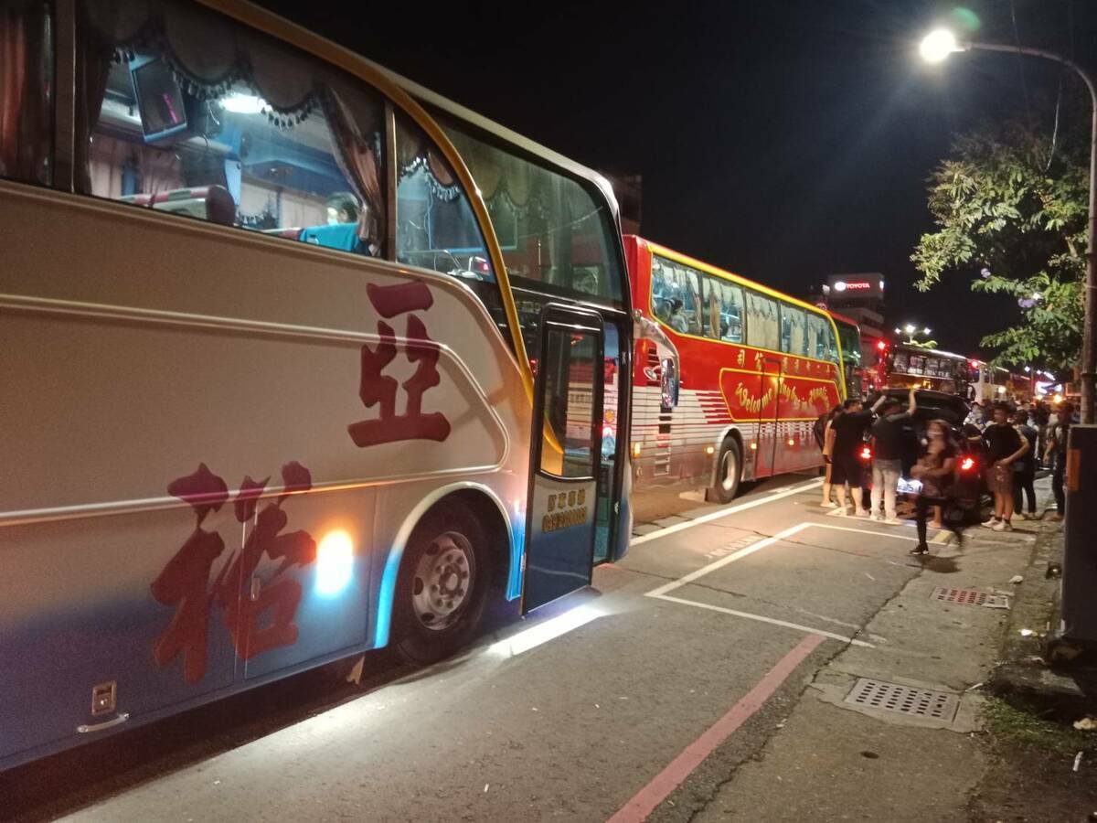 現場數十部遊覽載民眾前來。 圖：孫家銘攝