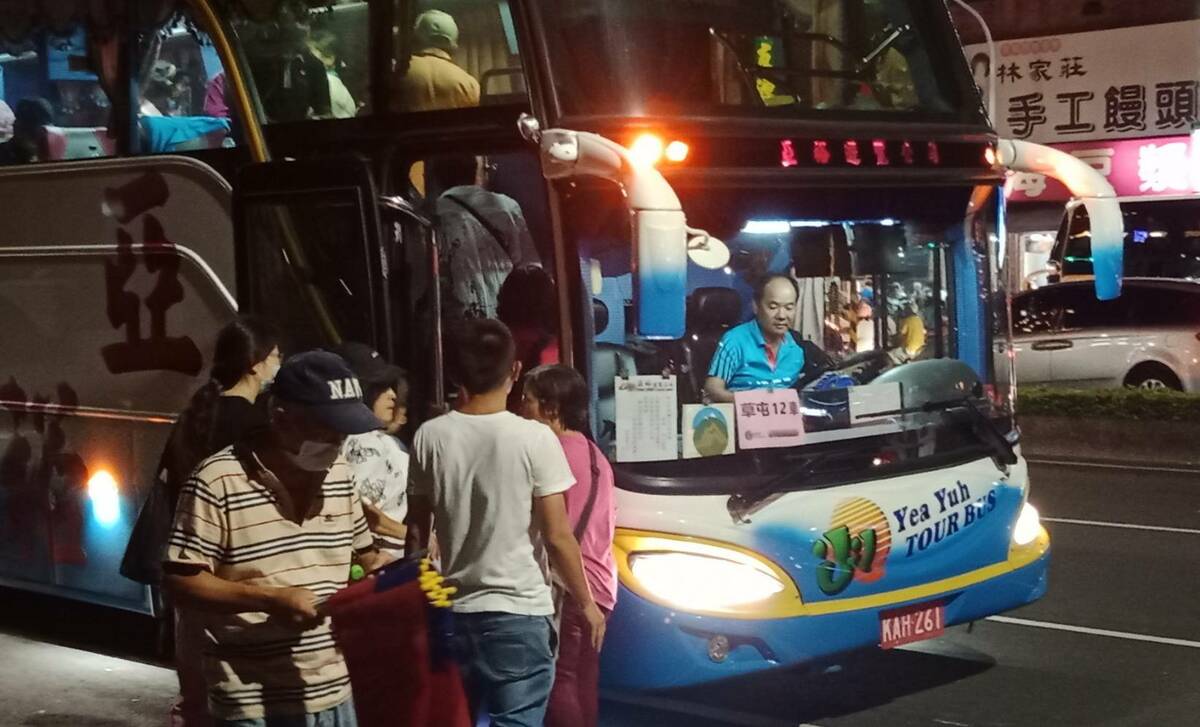 有遊覽車牌子寫著草屯。 圖：孫家銘攝