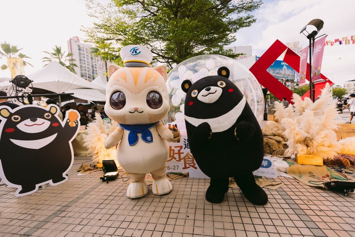 .高雄最萌兩大毛孩合體PK。 圖：高雄市觀光局提供