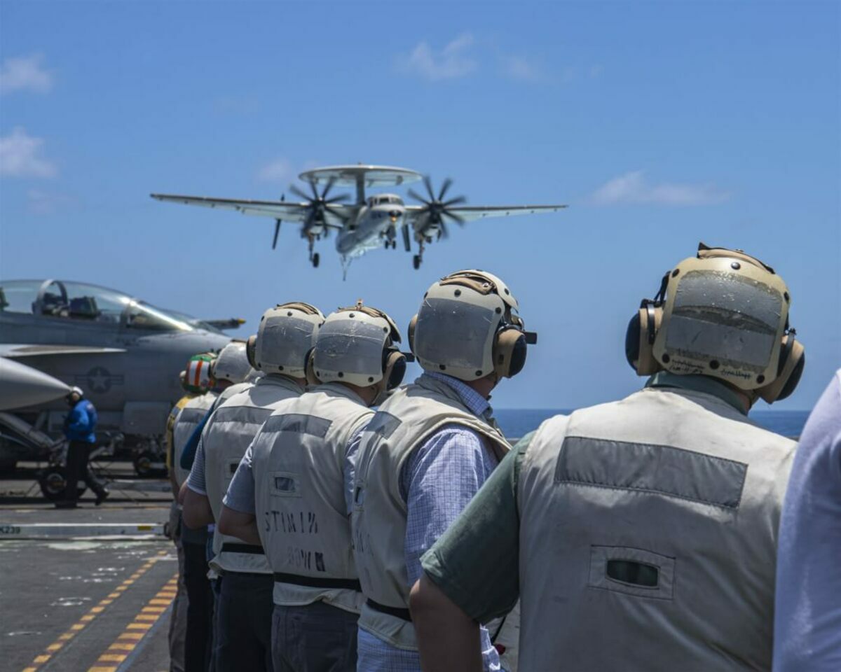 美軍尼米茲航艦與搭載機隊今年5月時行經南海。 圖：翻攝推特