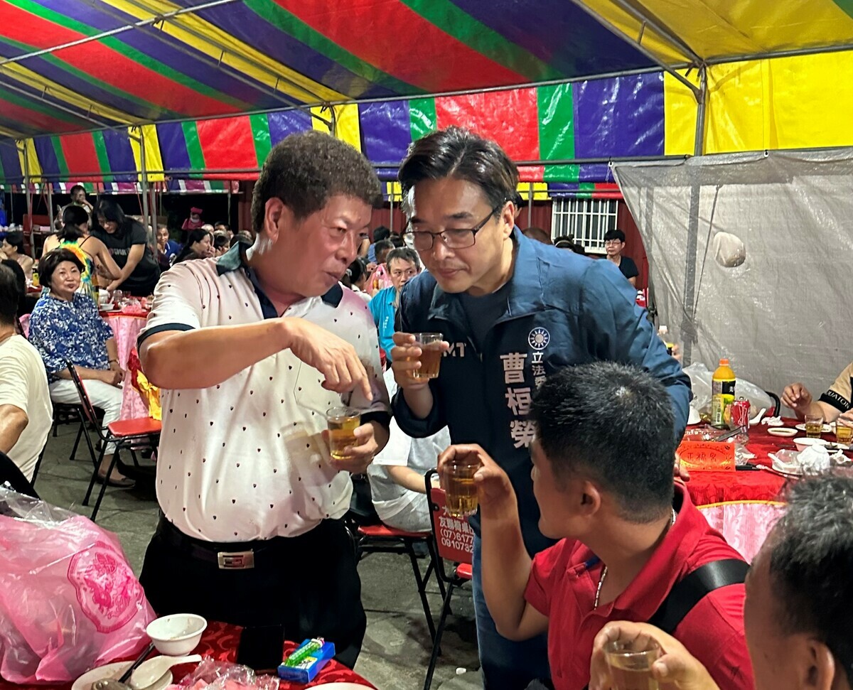 曹桓傾聽基層聲音。 圖：曹桓榮提供