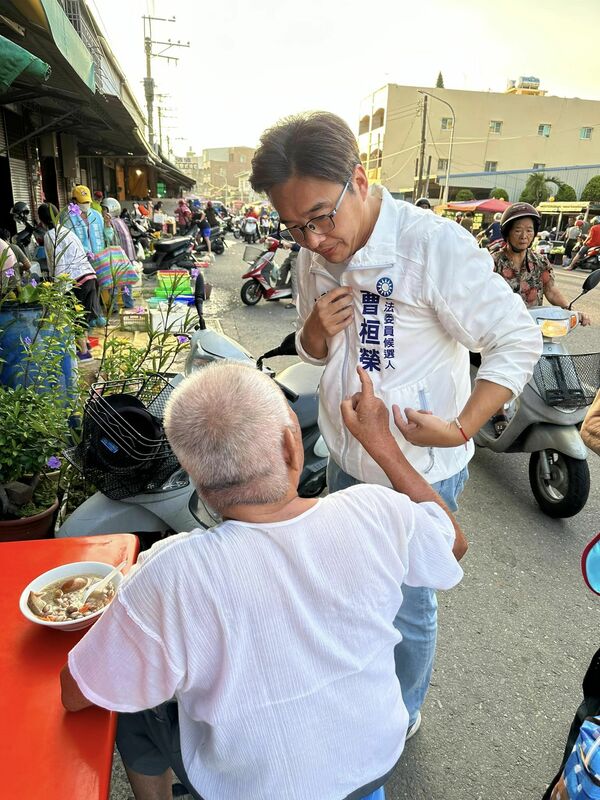 曹桓榮:阿伯問我第二個字怎麼念？ㄏㄨㄢˊ。 圖：取自曹桓榮臉書