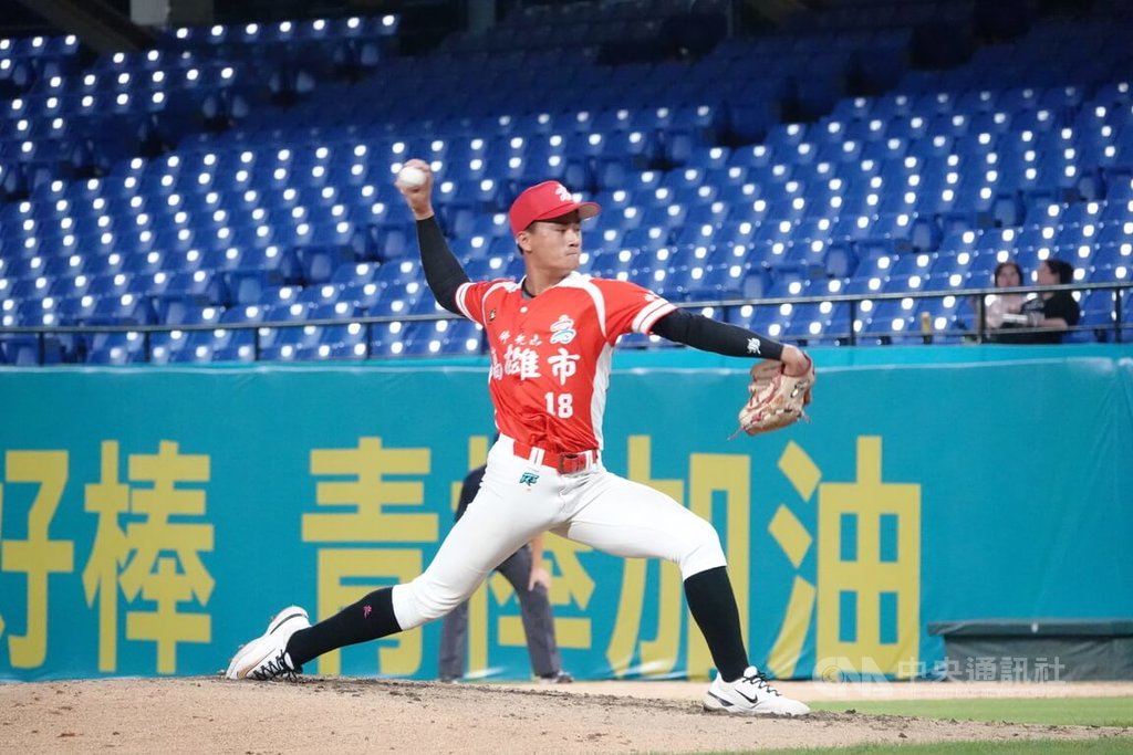 115年玉山盃全國青棒錦標賽4強戰19日晚間由高雄市隊與台東縣隊交手，高雄先發投手陳昱勛（圖）完投7局僅失1分，率隊以3比1搶勝、睽違6年晉級冠軍戰。中央社記者謝靜雯攝　115年6月19日
