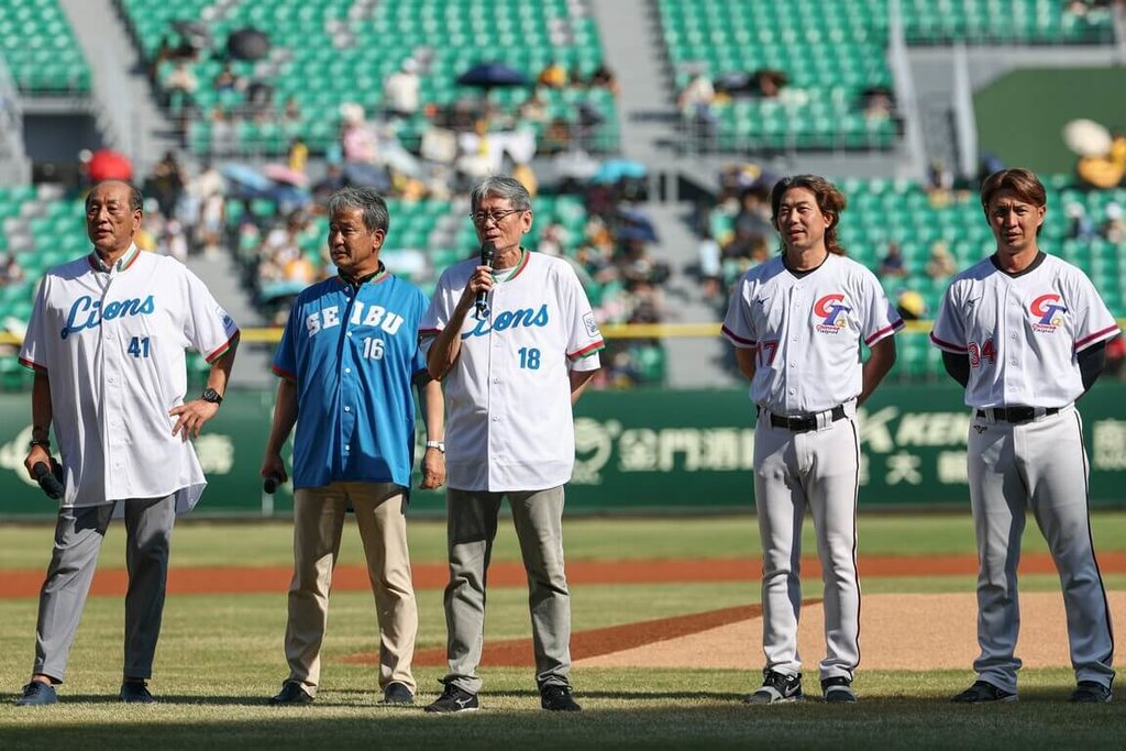 日本職棒埼玉西武獅隊20日與中華職棒統一獅隊舉行交流活動，傳奇球星西武OB渡邊久信（左）、潮崎哲也（左2）、郭泰源（左3）到場，宣布2027年2月將在台北舉辦交流賽加OB賽，獅隊總教練林岳平（右2）、教練高志綱（右）預計參加。（統一獅隊提供）中央社記者蘇志畬傳真　115年6月20日