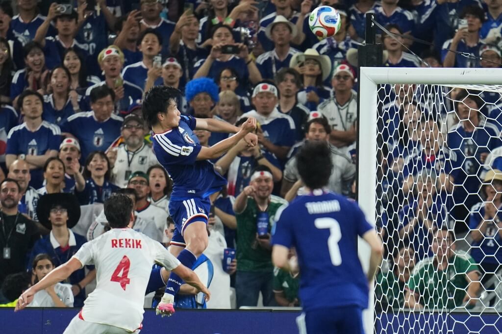世界盃足球賽F組預賽日本以4比0擊敗突尼西亞。圖為日本球員上田綺世（中上）賽中為球隊取得第4分。（美聯社）
