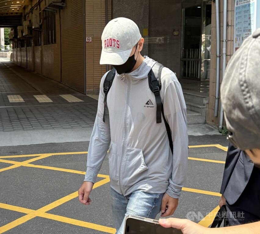 林姓司機於民國115年1月25日凌晨將乘客放在中和台64線快速道路上，乘客隨後被經過車輛輾壓死亡。林男被依遺棄致死罪嫌起訴，新北地方法院24日傳喚林男出庭。中央社記者曹亞沿攝　115年6月24日