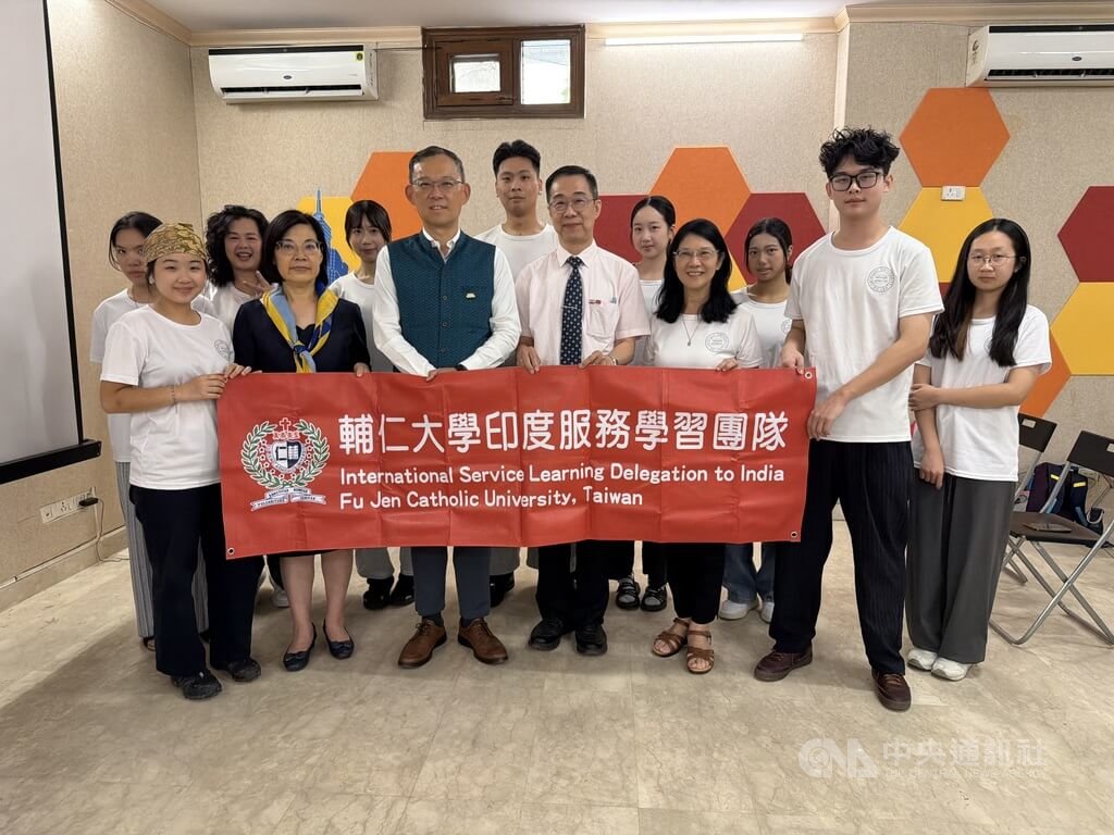 輔仁大學志工團「仁愛之路」在服務學習中心主任卓妙如（前排右3）帶領下，在印度加爾各答、德里進行逾兩週的志工活動，前往育幼院、性工作者兒童村、佛光山加爾各答禪淨中心、西藏小學等地，為弱勢的兒童、老人服務，並在德里期間與駐印度代表陳牧民（前排左3）、駐印度代表處教育組組長賴碧姬（前排左2）分享此行收穫。中央社記者李晉緯新德里攝 115年7月3日