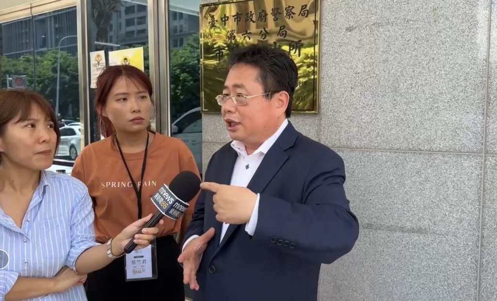 印太戰略智庫執行長矢板明夫（右）6日在台中市遭不明人士揮拳攻擊，經向警方報案後，接受媒體聯訪時譴責暴力。（春雨文教基金會提供）中央社記者郝雪卿傳真　115年7月6日