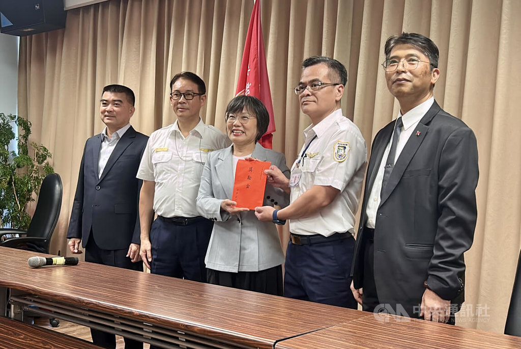 中國籍廖姓男子攻擊印太戰略智庫執行長矢板明夫遭逮捕，內政部長劉世芳（中）7日下午赴台中機場致贈慰問金，肯定相關單位在廖男出境前就將人逮捕到案。中央社記者吳哲豪攝　115年7月7日