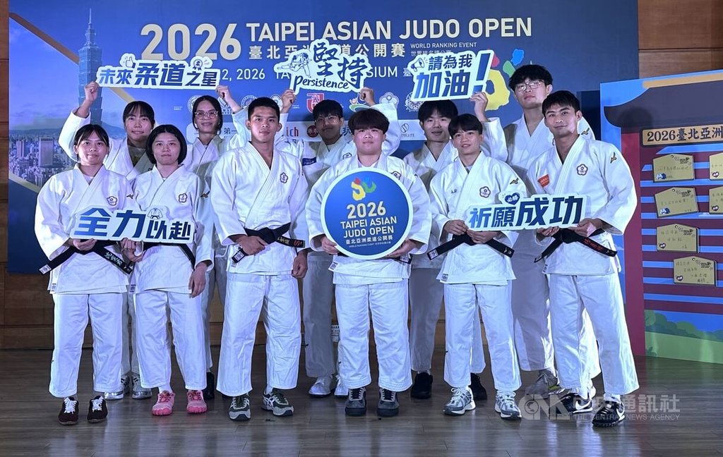 台灣「柔道男神」楊勇緯（前右）7日出席2026台北亞洲柔道公開賽前記者會時透露，預計9月9日前往日本移地訓練，盼能拉高強度投入亞運。中央社記者黎建忠攝　115年7月7日