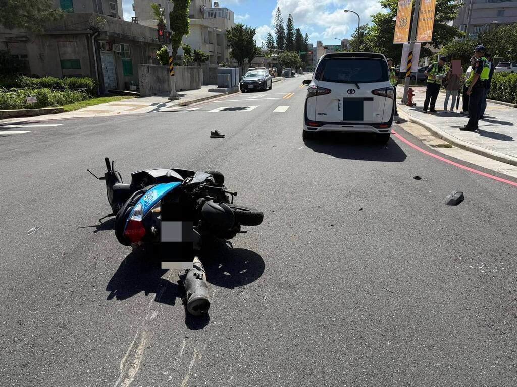澎湖縣馬公市忠孝路與明遠路岔路口8日發生自小客車與普通重型機車交通事故，警方獲報到場處理，胡姓機車騎士緊急後送至高雄長庚醫院急救，仍因傷重宣告不治。（馬公分局提供）中央社　115年7月8日