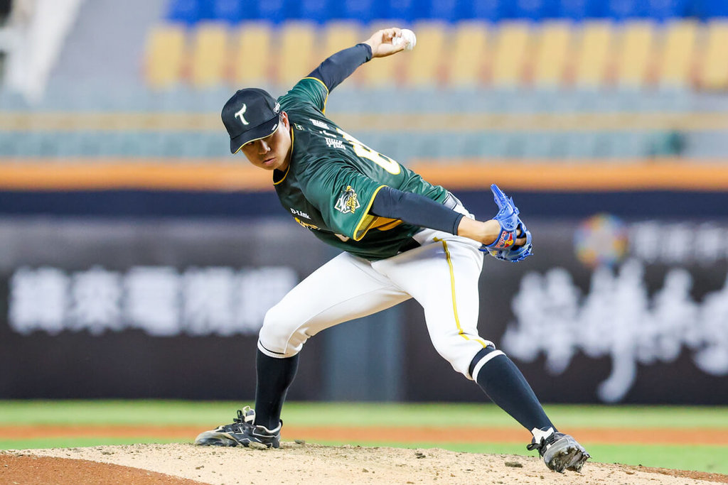 中華職棒台鋼雄鷹隊投手黃子鵬（圖）8日對上味全龍隊，先發5.2局無失分，延續連27.2局無失分的紀錄，為中職史上本土投手第6長。（台鋼雄鷹隊提供）中央社記者蘇志畬傳真　115年7月8日