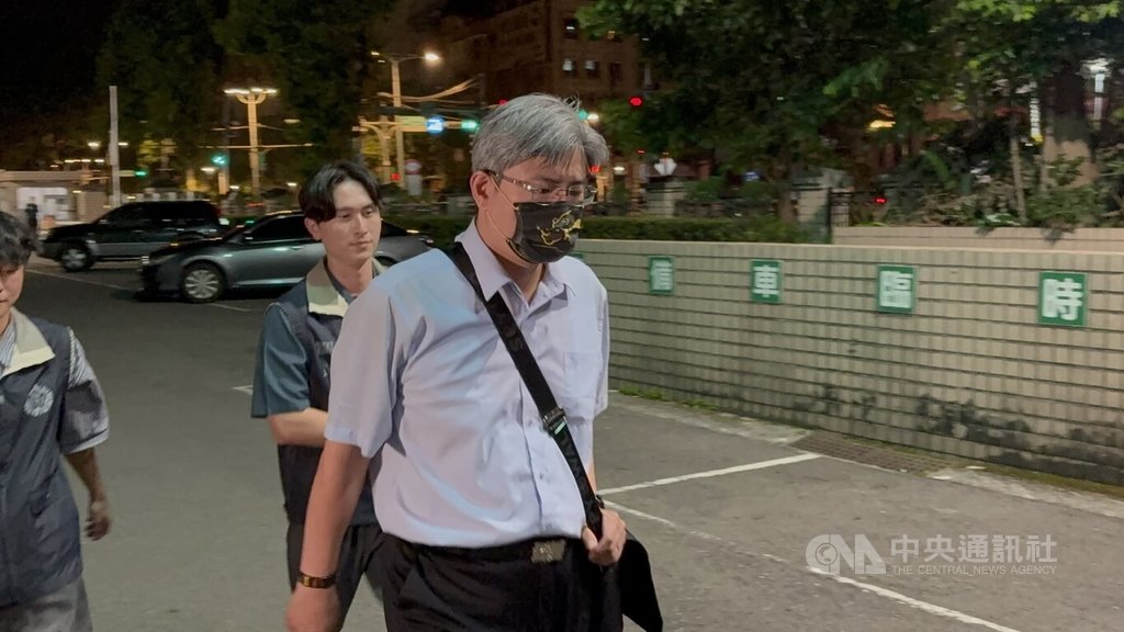 新北市消防局疑涉採購弊案，檢調8日約談消防局第一救災救護大隊長蕭柏桓（前），9日凌晨移送新北地檢複訊，訊後諭知新台幣10萬元交保。中央社記者曹亞沿攝　115年7月9日