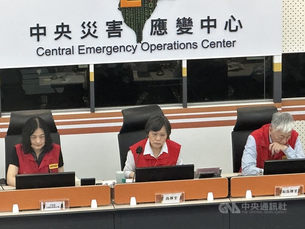中央災害應變中心10日召開颱風巴威第4次工作會報暨情資研判會議，由指揮官、內政部長劉世芳（中）主持。中央災害應變中心統計颱風目前造成5傷，包含騎車路滑自摔等。中央社記者劉建邦攝　115年7月10日