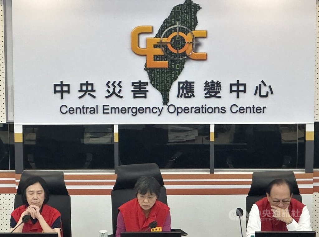 中央災害應變中心11日晚間召開第8次工作會報，由指揮官、內政部長劉世芳（中）主持；統計至晚間7時，颱風巴威襲台期間共造成113人受傷。中央社記者劉建邦攝　115年7月11日