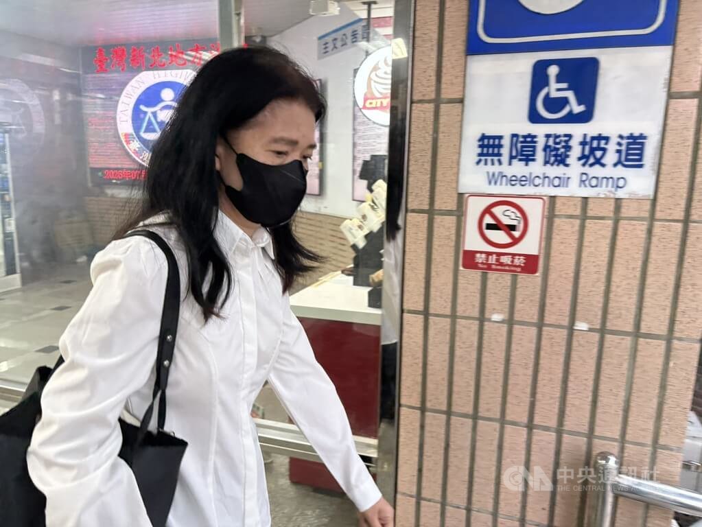 網紅Andy與前女友家寧爆出YouTube頻道「眾量級CROWD」帳務糾紛，家寧媽媽曾淑惠（圖）被依業務侵占、背信及逃漏稅等罪起訴，14日庭訊後離開新北地方法院。中央社記者曹亞沿攝　115年7月14日