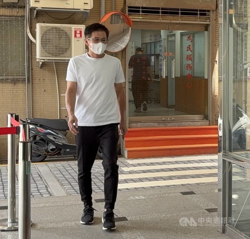 網紅Andy與前女友家寧爆出YouTube頻道「眾量級CROWD」帳務糾紛，家寧一家被起訴。家寧爸爸張國龍（圖）14日被傳喚，現身新北地方法院。中央社記者曹亞沿攝　115年7月14日