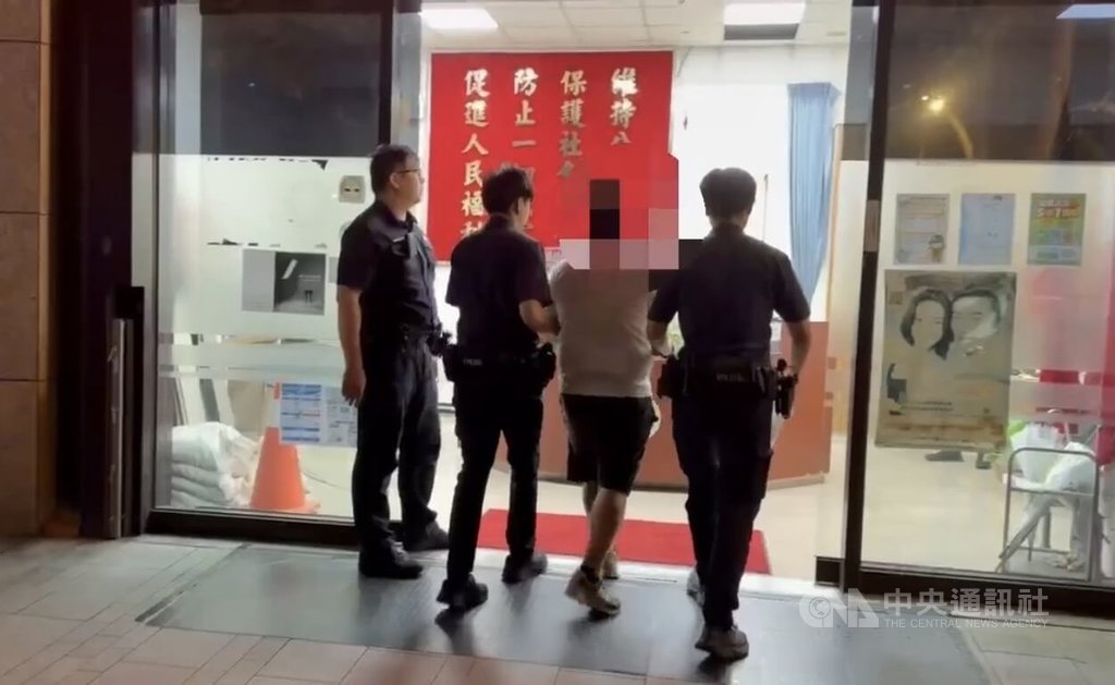 北市1名女子13日晚間和假幣商相約面交虛擬貨幣時，犯嫌張男（右2）得手新台幣上百萬元現金後拔腿就跑，幸經警民合力追捕，成功追回遭搶款項。（翻攝照片）中央社記者黃麗芸傳真  115年7月15日