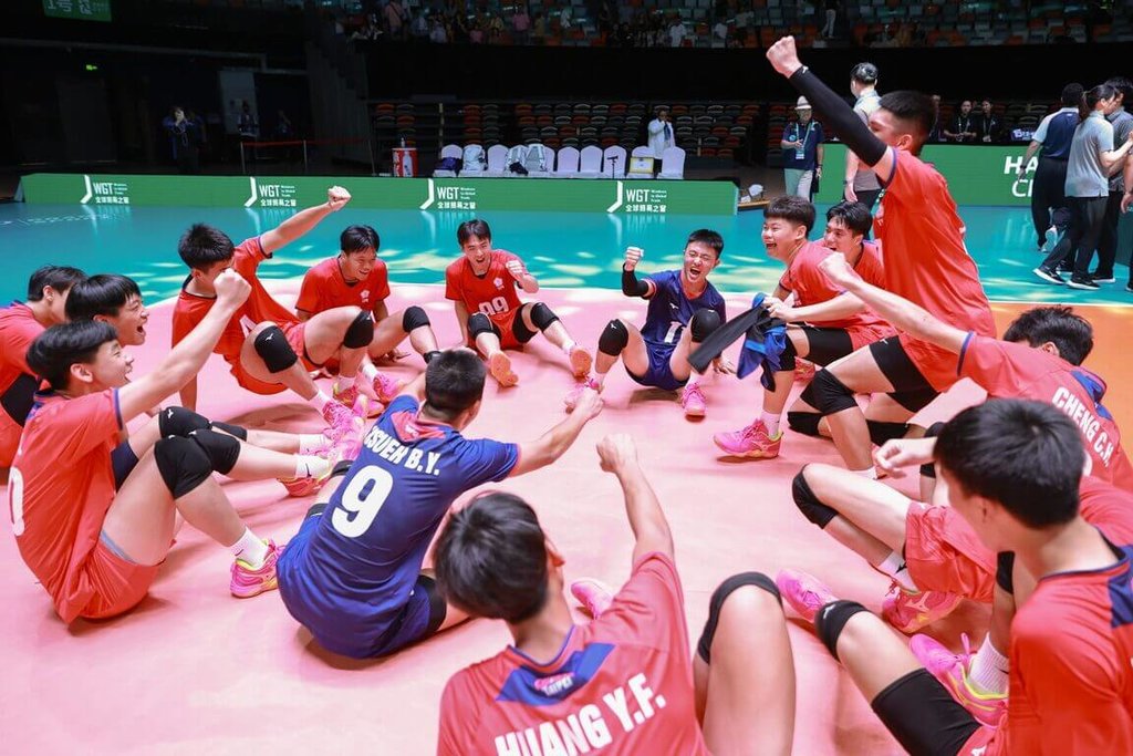 在中國舉行的2026亞洲U18男子排球錦標賽，台灣隊（圖）14日上演「讓2追3」逆轉秀，終場以局數3比2成功擊敗衛冕軍中國隊，前進8強，全隊選手賽後興奮慶祝。（AVC提供）中央社記者陳容琛傳真 115年7月15日