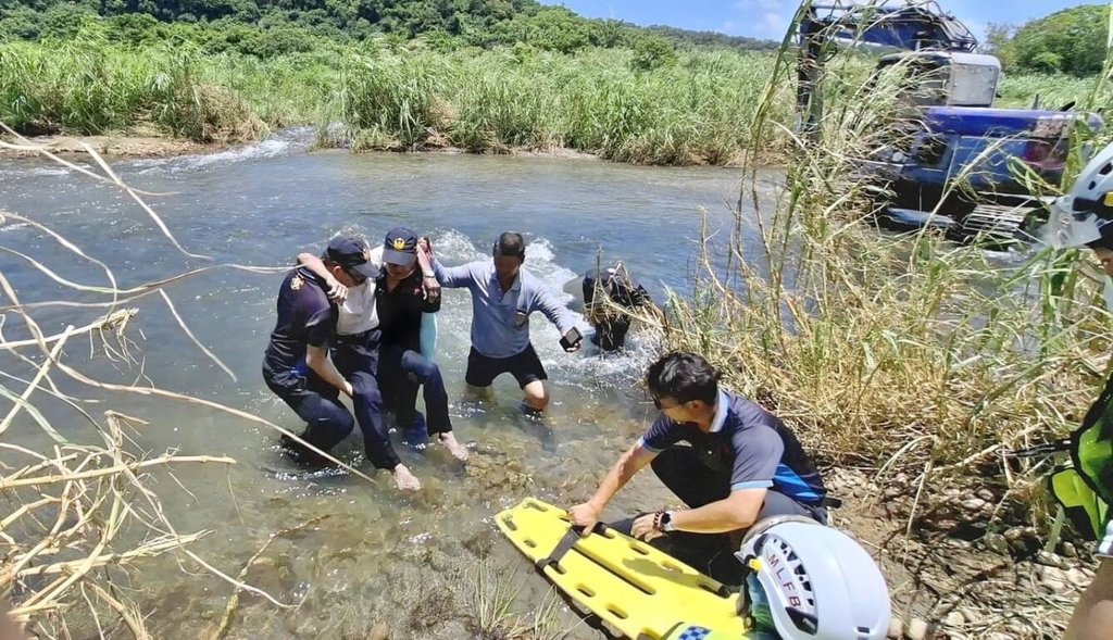 苗栗市患有失智症的8旬老翁出門搭錯車，在西湖鄉郊區迷途失聯。警消16日出動空拍機進行空中大範圍搜索，發現老翁受困河床，緊急協調怪手到場，以挖斗將老翁安全接駁、護送至岸邊。（警方提供）中央社記者管瑞平傳真　115年7月16日