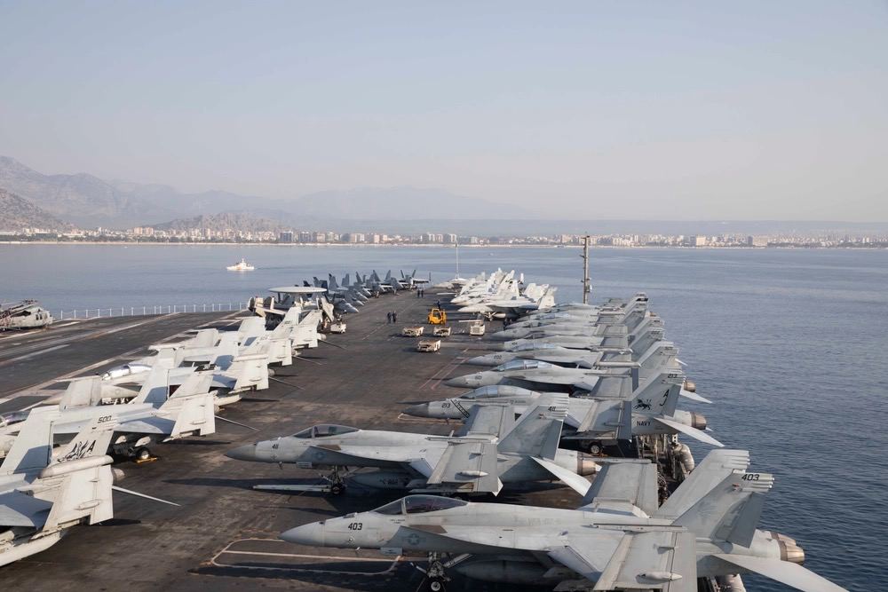 「福特號」航空母艦上停靠多架戰機。 圖：翻攝自 X／@nexta_tv