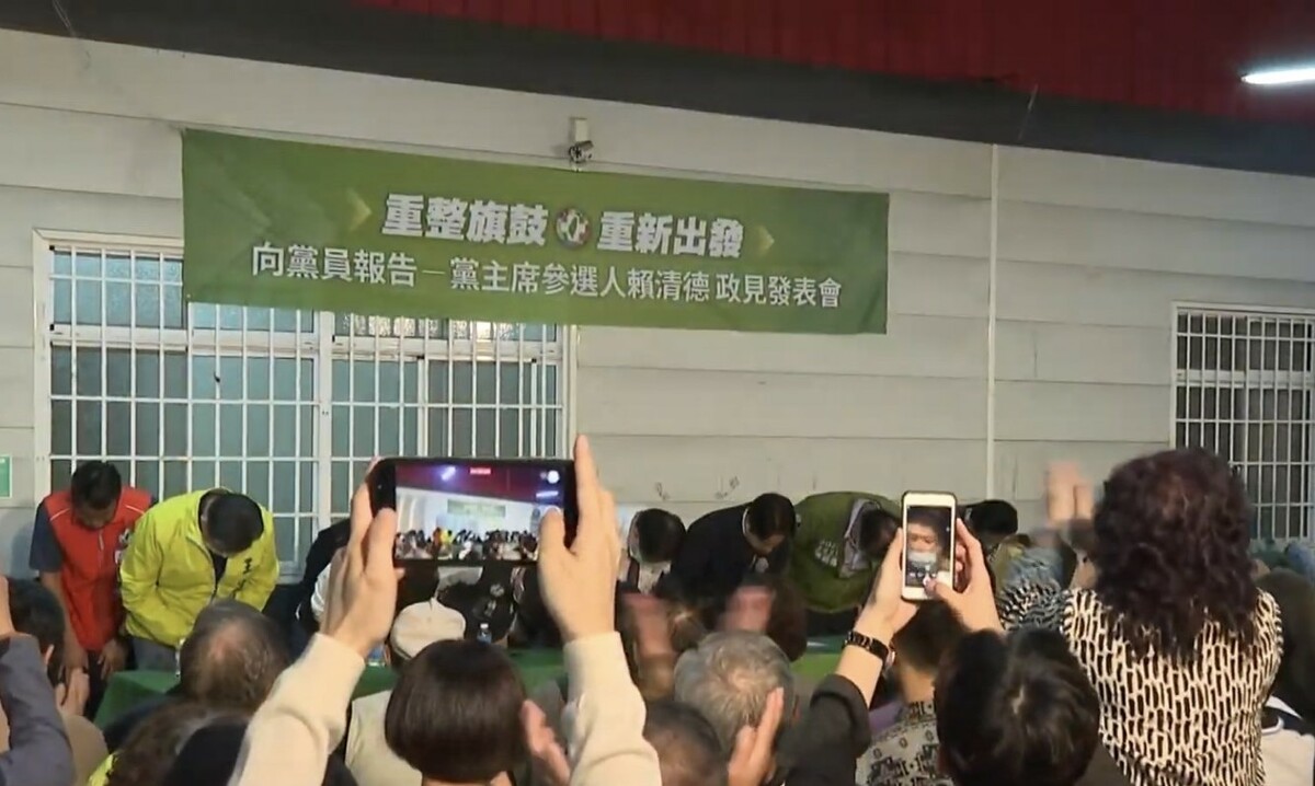 為了重拾民眾的信任，日前賴清德特別率領台南市長黃偉哲和南市各級黨籍民代公開鞠躬道歉。 圖：黃博郎／攝