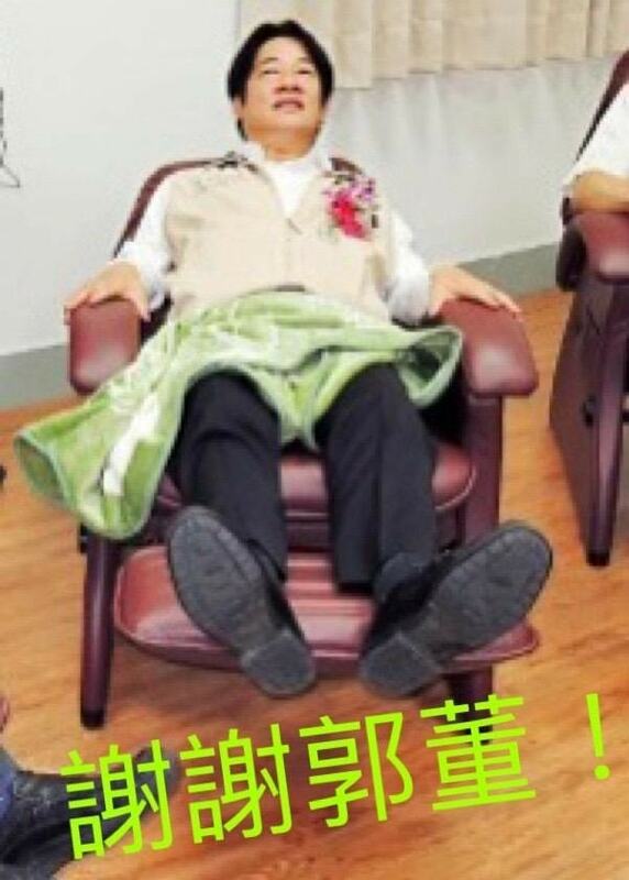 國民黨前立委陳學聖PO賴清德「躺著」「謝謝郭董」哏圖，諷「郭台銘宣佈參選」，下聯是「賴清德宣佈當選」。 圖：翻攝陳學聖臉書