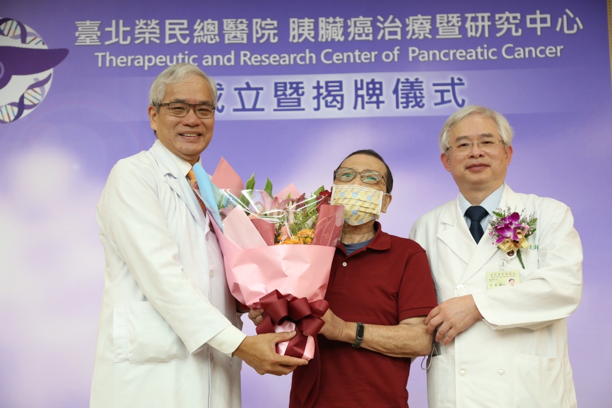台北榮總陳威明院長與石宜銘主任致贈鮮花予病友李先生，,恭喜抗癌成功。 圖：台北榮總／提供