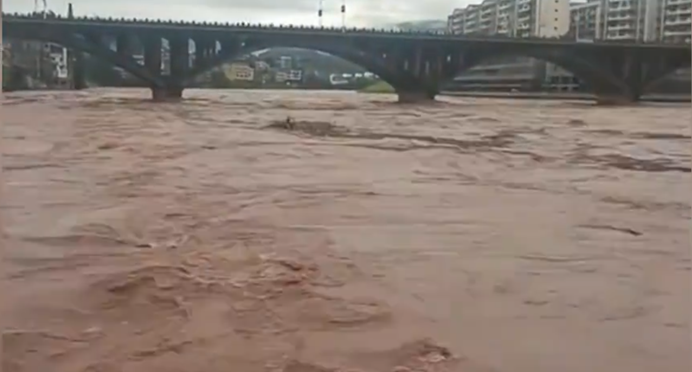 湖南西北部、浙江台州等地近日強降雨不斷，造成各地淹水成災，河水水位暴漲。 圖：翻攝自掌握視訊