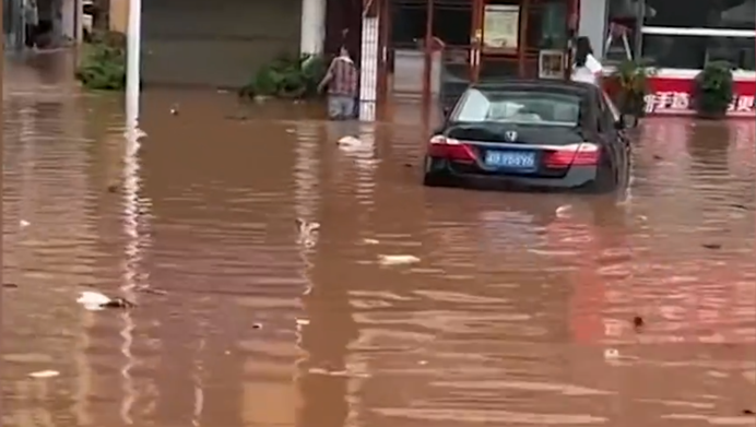 台州街道上的汽車遭洪水淹沒。 圖：翻攝自掌握視訊