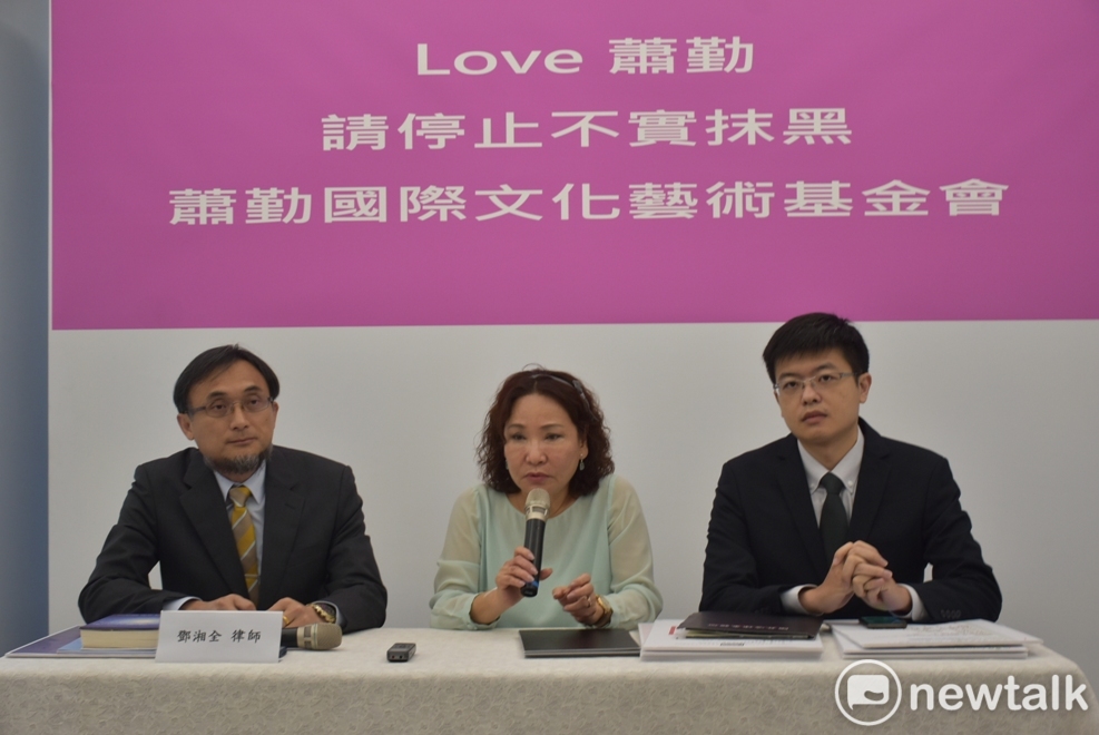 蕭勤基金會執行長吳素琴(中)在律師陪同下召開記者會。 圖：孫家銘攝
