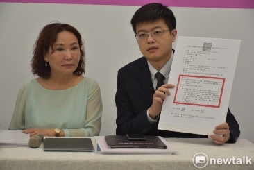 律師出示會議紀錄，證明蕭勤希望身後由蕭勤基金會接手監護照顧妻子。 圖：孫家銘攝