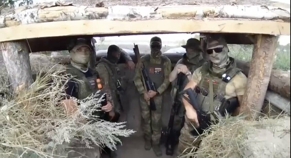 俄國官方隨後發出一段影片，表示俄軍第 205 旅的士兵狀況良好，試圖駁斥有關指揮不利的「謠言」，卻被薩波尼科夫踢爆此段影片造假。 圖：Telegram@RSaponkov