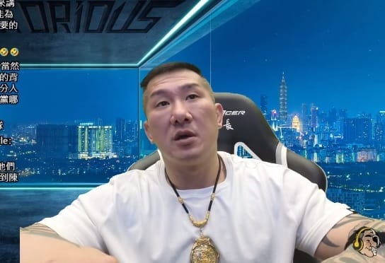 館長陳之漢指郭台銘身旁一堆2486，再度喊話郭柯侯若能放下自尊合作，他願意出錢出力。 圖:館長惡名昭彰YouTube(資料照)