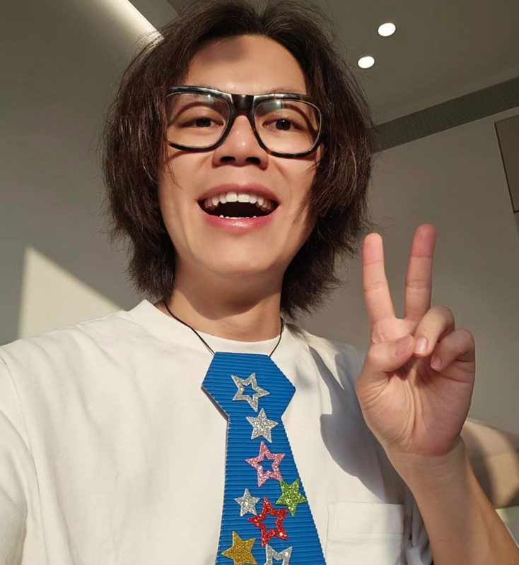 HowHow略長的頭髮已成為他的經典造型。 圖：翻攝自HowHow IG