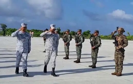 菲律賓表示將在中業島建立海上警衛隊站，圖為菲軍官員抵達中業島視察。 圖：翻攝自第一軍情