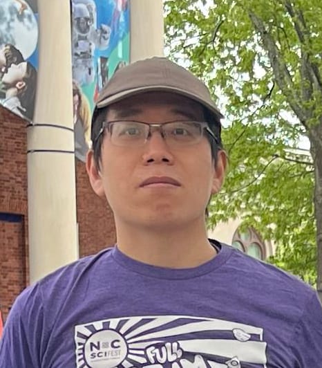 教堂山校區槍擊案嫌犯為該校一名就讀應用物理學的二年級博士生齊太磊（Tailei Qi），他於 2022 年 1 月加入「Yan Research Group」。 圖：翻攝自Yan Research Group