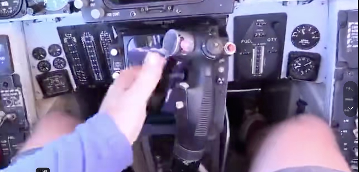 雙座戰鬥機後方駕駛員通常負責雷達及武器操作，在飛行時遇刺眼光線，會利用暗艙罩來遮蔽。 圖：翻攝自騰訊網／飛趣