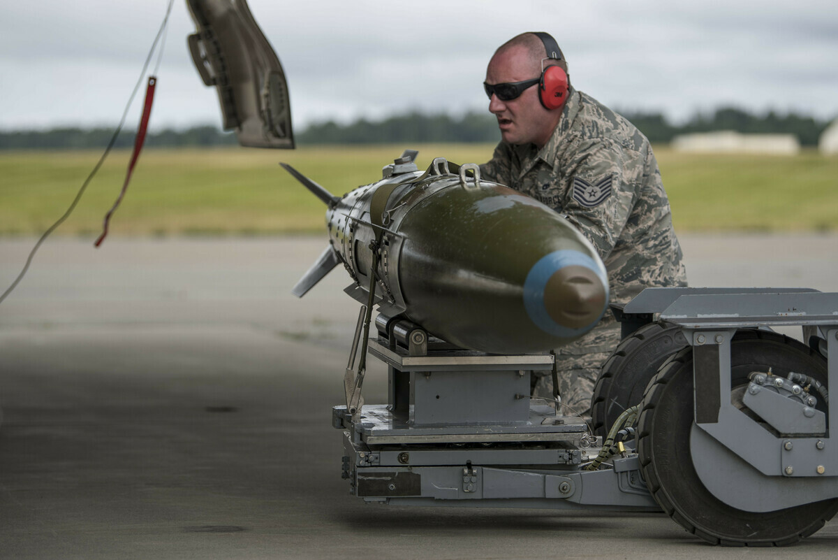 JDAM 為波音開發的空投炸彈配件，用以將傳統無導引的炸彈改為可導引的精準導引彈藥。圖為一名美軍士兵正在將 GBU-32 掛載至戰機上。 圖：翻攝自美國空軍