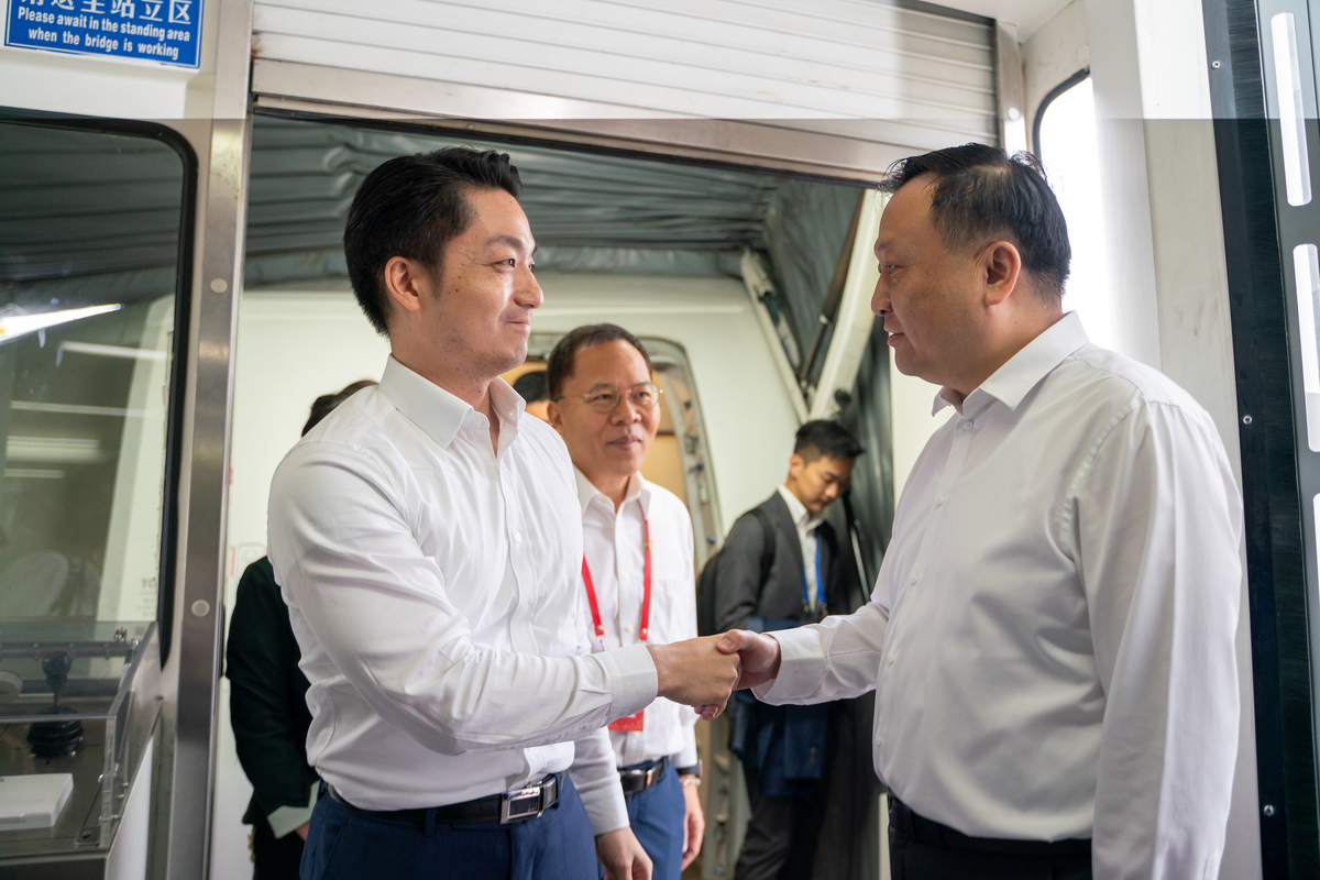 台北市長蔣萬安飛抵上海虹橋機場，上海副市長華源熱情握手致意。 圖：台北市政府 / 提供