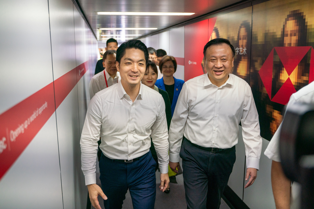台北市長蔣萬安去年雙城論壇時，飛抵上海虹橋機場，由上海副市長華源接機。 圖：台北市政府 / 提供（資料照）