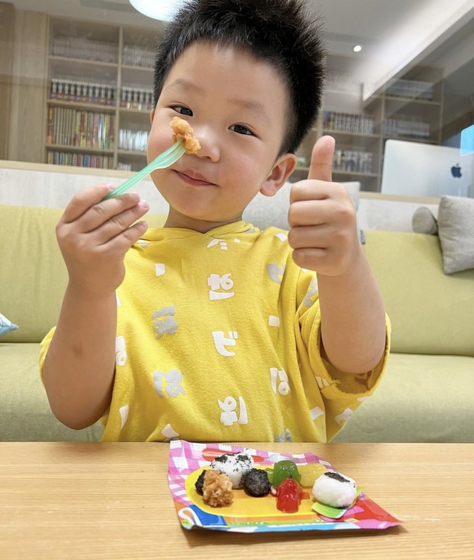 蔡波能吃咖哩時因為太燙，瘋狂朝咖哩吹氣。 圖：翻攝自蔡波能IG