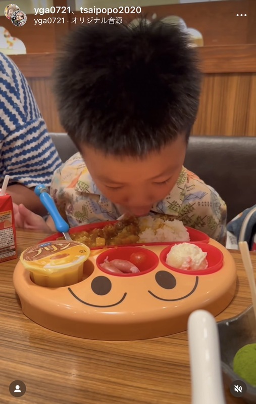 蔡波能嘗試把咖哩吹涼的模樣相當賣力，幾乎把口水也吹進咖哩裡。 圖：翻攝自蔡波能IG
