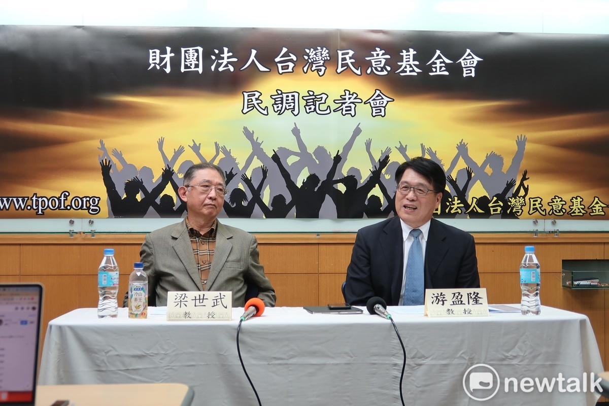 世新大學教授梁世武與台灣民意基金會董事長游盈隆。 圖：林朝億/攝