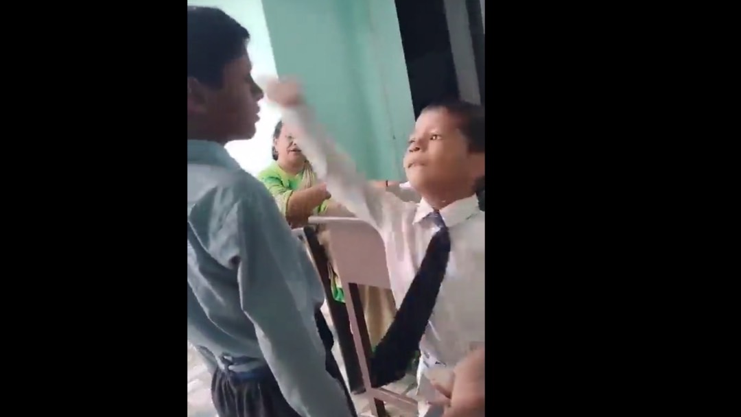 印度一名教師鼓勵學生們搧7 歲穆斯林同學的耳光。 圖 : 翻攝自 X ( 前推特 )