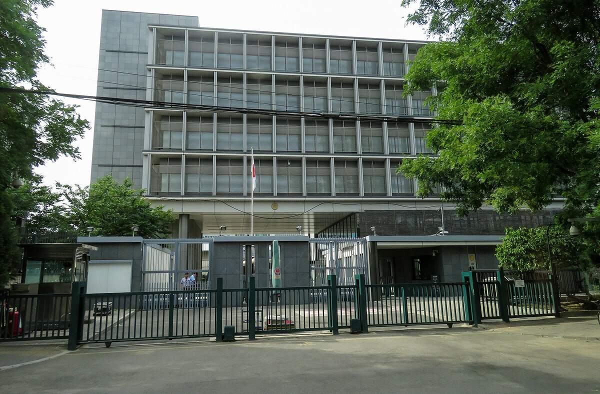 日本駐北京大使館遭到中國民眾以磚塊攻擊。 圖：翻攝自維基百科