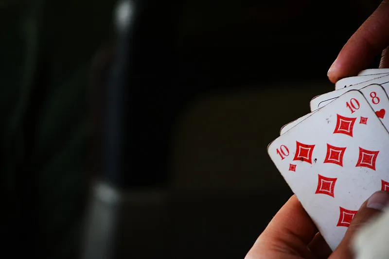 透過「摜蛋」撲克牌遊戲可以看出一個人的種種特質，因此風靡中國政商界，成為募資手段。 圖：翻攝自視覺中國