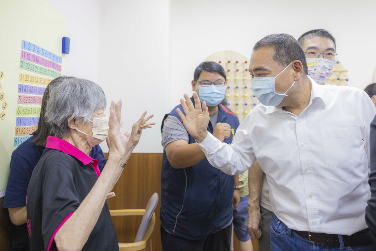 侯友宜參訪基隆市長照中心。 圖：侯友宜競辦/提供